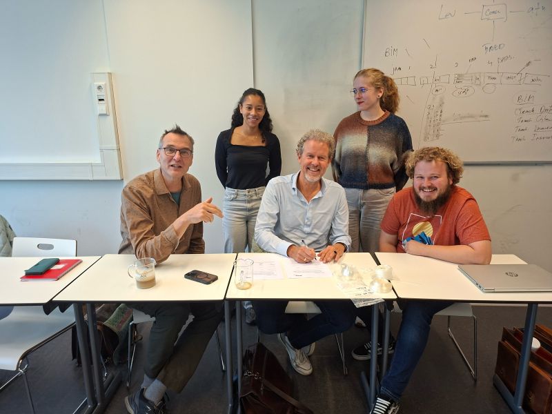 Namens New Circle ondertekend Bert van Vuuren een
